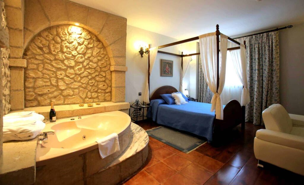 Suite Superior. Habitación con Jacuzzi y sala de estar