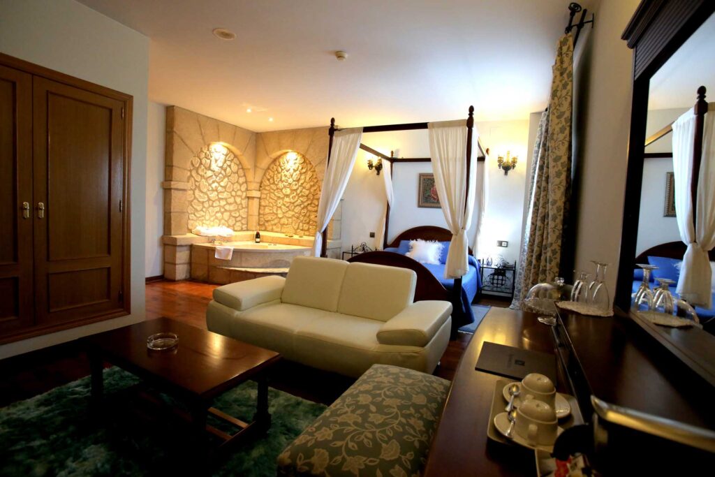 Suite Superior. Habitación con Jacuzzi y sala de estar