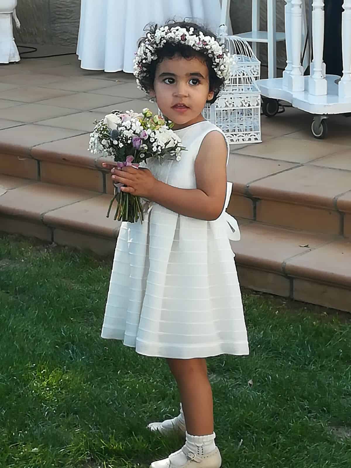 Boda Beatriz+Jorge en Castillo Bonavia. Boda al aire libre_niña de arras