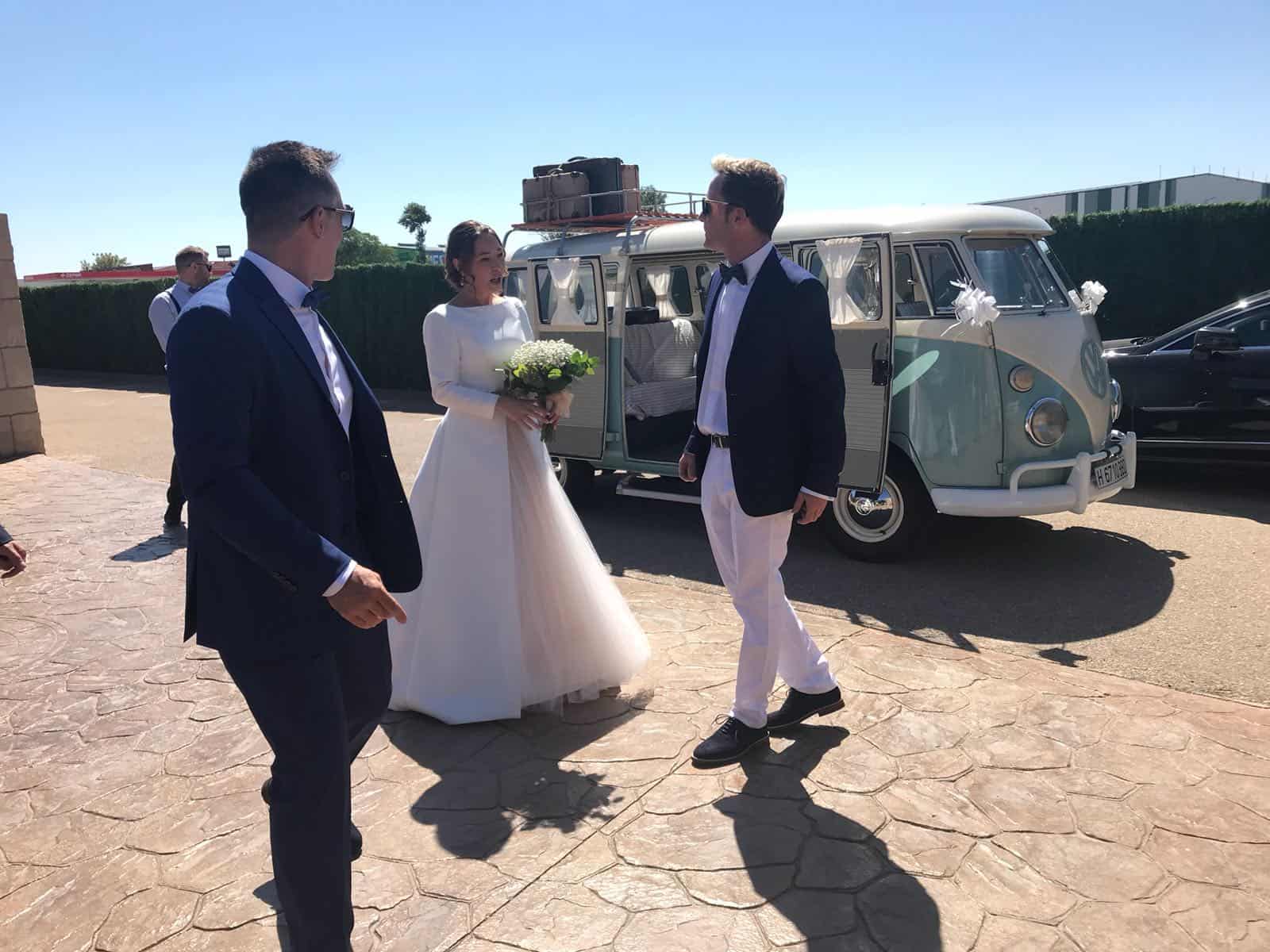 Novios en Volkswagen-Boda Soraya y Jorge-Hotel Castillo Bonavia (2)