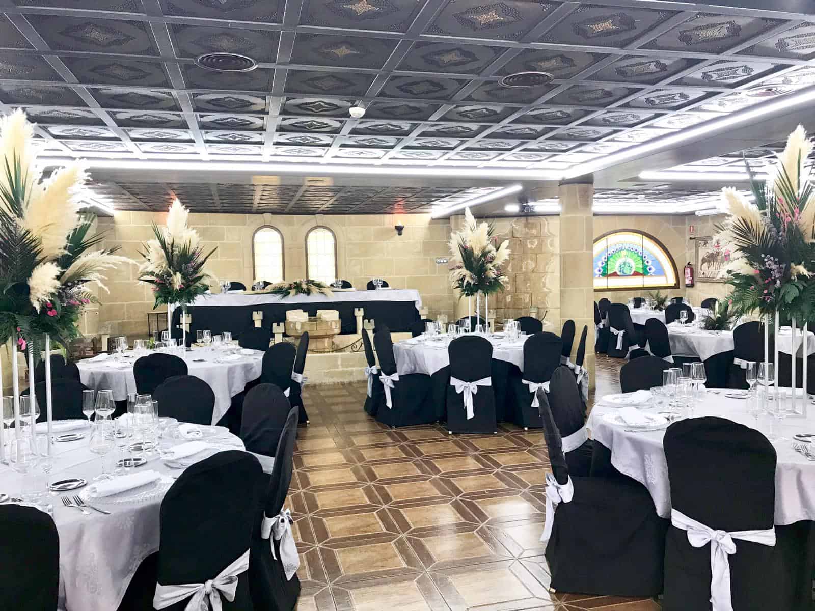 Nueva decoración de salones con centros altos. Salón Los Arcos