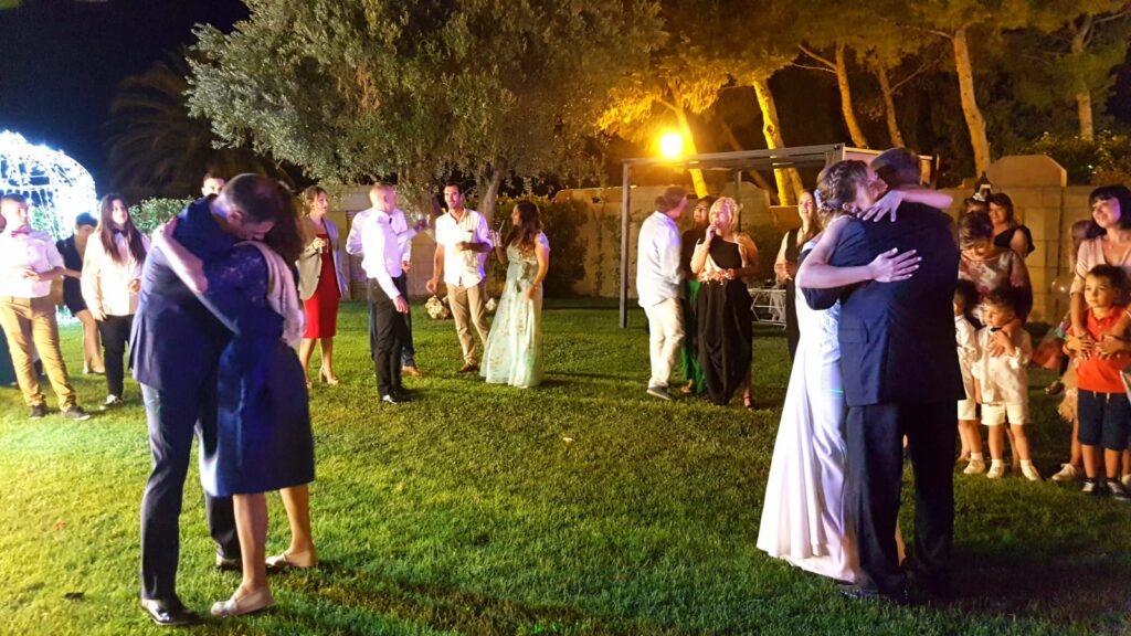 Baile bajo las estrellas-Boda en jardines de Castillo Bonavía