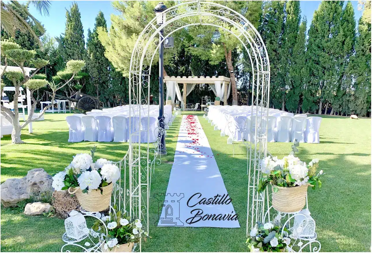 Finca-Don-Quijote-con-arco_Castillo-Bonavía-logo