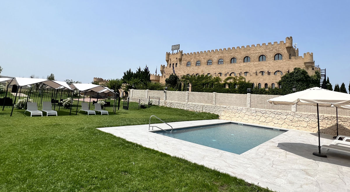 Castillo-Bonavia-Exterior-Piscina-y-tumbonas
