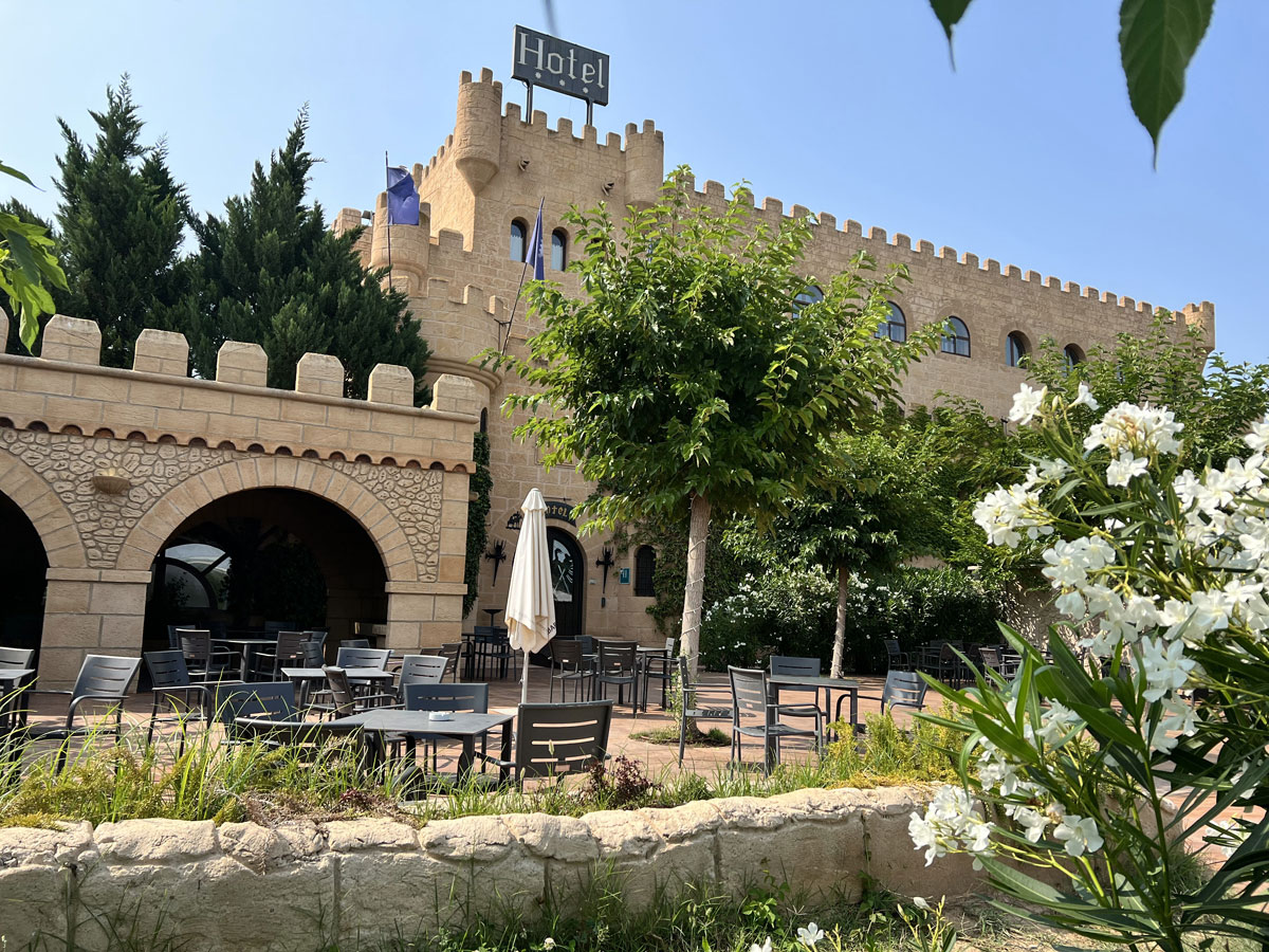 Castillo-Bonavia-Exterior--Terraza-y-mesas-1